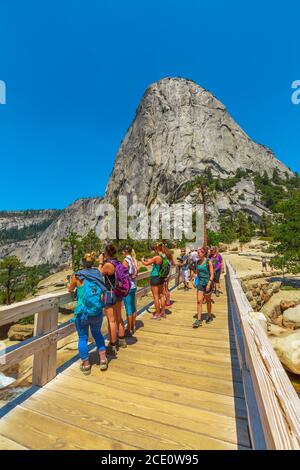 Yosemite, California, Stati Uniti - Luglio 24,2019: Liberty Cap vista verticale dal ponte della caduta del Nevada sul fiume Merced dal sentiero Mist a Yosemite Foto Stock