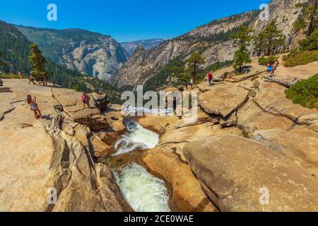 Yosemite, California, Stati Uniti - 24 luglio 2019: Vista dall'alto della cascata Nevada Fall sul fiume Merced dal Mist Trail nello Yosemite National Park Foto Stock