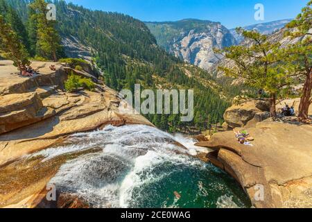 Yosemite, California, Stati Uniti - 24 luglio 2019: Vista aerea della cascata Nevada Fall sul fiume Merced dal percorso Mist nel Parco Nazionale di Yosemite Foto Stock