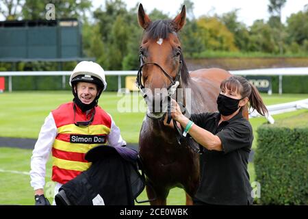 Chichester, Regno Unito. 30 agosto 2020. Un occhio Jockey Dr Guy Mitchell ha ritratto vincendo all'Ippodromo di Goodwood nel 5:20 GAY KINDERSLEY AMATEUR JOCKEYS' HANDICAP (DIV II) (Classe 5). Domenica 30 agosto 2020. Credit: Sam Stephenson/Alamy Live News Foto Stock