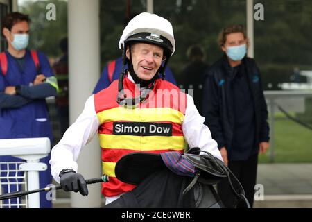 Chichester, Regno Unito. 30 agosto 2020. Un occhio Jockey Dr Guy Mitchell ha ritratto vincendo all'Ippodromo di Goodwood nel 5:20 GAY KINDERSLEY AMATEUR JOCKEYS' HANDICAP (DIV II) (Classe 5). Domenica 30 agosto 2020. Credit: Sam Stephenson/Alamy Live News Foto Stock