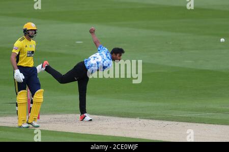 Hove, Regno Unito. 30 agosto 2020. Sussex's Ravi Bopara bowling durante la partita Vitality Blast T20 tra Sussex Sharks e Hampshire al 1 ° Central County Ground, Hove Credit: James Boardman/Alamy Live News Foto Stock