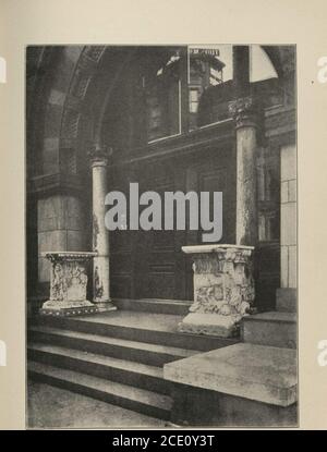 . Catalogo illustrato di pregevoli proprietà artistiche raccolte dal tardo Stanford White [risorsa elettronica] . Feel l&gt; Influx: Diametro, 1.5 pollici. All'uscita nt i Tiffany Studios, Madison Avenue e (5th Street. Tohe ha rimosso da dove ora stanno ai rischi e alle spese degli acquirenti. 427 – elaborato sarcofago in marmo scolpito. Antico italiano. Medaglione, pedane e ornamenti finali, scolpiti in alto rilievo. Lunghezza, 7 sensazione; altezza, -2 sensazione. In esposizione ai Tiffany Studios, Madison Avenue e Tith Street. Tohe ha rimosso da dove ora si trova al rischio di acquirenti ed espulsa Foto Stock