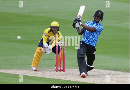 Hove, Regno Unito. 30 agosto 2020. Sussex's Delray Rawlins battendo durante la partita Vitality Blast T20 tra Sussex Sharks e Hampshire al 1 ° Central County Ground, Hove Credit: James Boardman/Alamy Live News Foto Stock