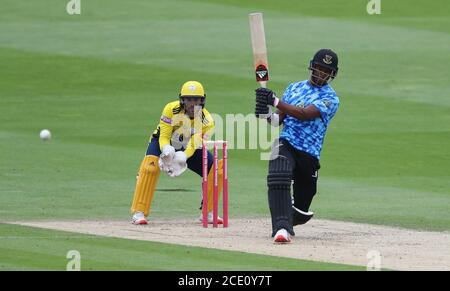 Hove, Regno Unito. 30 agosto 2020. Sussex's Delray Rawlins battendo durante la partita Vitality Blast T20 tra Sussex Sharks e Hampshire al 1 ° Central County Ground, Hove Credit: James Boardman/Alamy Live News Foto Stock