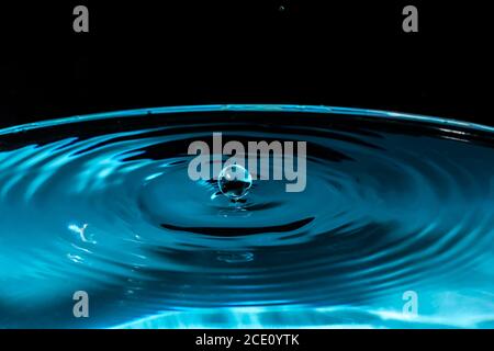 Primo piano su schizzi d'acqua. Una goccia congelata sopra la superficie dell'acqua. Goccia d'acqua. Lo spray congelato. Sfondo astratto Foto Stock