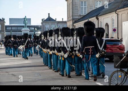 Le guardie della vita reale di Copenhagen marciano verso il Palazzo Amalienborg Foto Stock