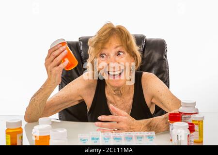 Senior Woman si è molto gioito di nuovo farmaco Foto Stock