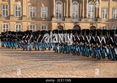 Le guardie della vita reale di Copenhagen marciano verso il Palazzo Amalienborg Foto Stock