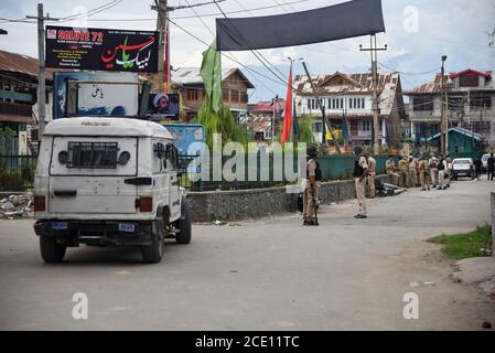 Srinagar, India. 30 agosto 2020. Le forze di polizia indiane si levano in guardia durante la processione di Ashura. Le forze di governo di domenica hanno sparato palline di fucili e gas lacrimogeni per disperdere centinaia di musulmani sciiti che partecipano ad una tradizionale processione religiosa del 10° Muharram Ashura nel Kashmir amministrato indiano, ferendo punteggi, testimoni oculari ha detto. Credit: SOPA Images Limited/Alamy Live News Foto Stock