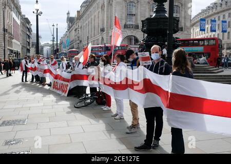 Piccadilly Circus, Londra, Regno Unito. 30 agosto 2020. La Bielorussia protesta a Piccadilly Circus contro le elezioni e il presidente Lukashenko . Credit: Matthew Chpicle/Alamy Live News Foto Stock