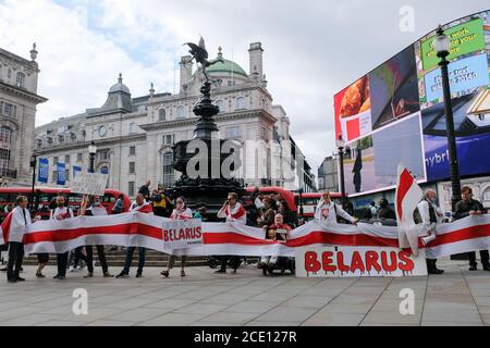 Piccadilly Circus, Londra, Regno Unito. 30 agosto 2020. La Bielorussia protesta a Piccadilly Circus contro le elezioni e il presidente Lukashenko . Credit: Matthew Chpicle/Alamy Live News Foto Stock