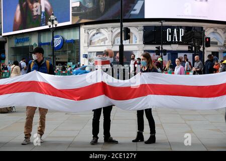 Piccadilly Circus, Londra, Regno Unito. 30 agosto 2020. La Bielorussia protesta a Piccadilly Circus contro le elezioni e il presidente Lukashenko . Credit: Matthew Chpicle/Alamy Live News Foto Stock