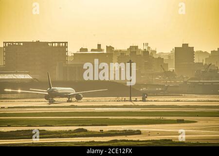 Aereo e silhouette della città (Aeroporto di Haneda) Foto Stock