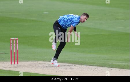 Hove, Regno Unito. 30 agosto 2020. Sussex's Ollie Robinson bowling durante la partita Vitality Blast T20 tra Sussex Sharks e Hampshire al 1 ° Central County Ground, Hove Credit: James Boardman/Alamy Live News Foto Stock