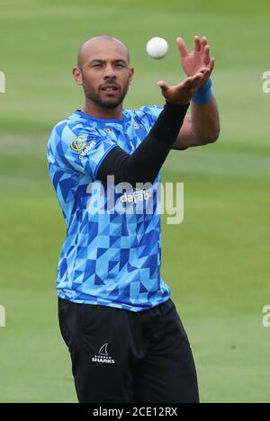 Hove, Regno Unito. 30 agosto 2020. Sussex Bowler Tymal Mills durante la partita Vitality Blast T20 tra squali Sussex e Hampshire al 1 ° Central County Ground, Hove Credit: James Boardman/Alamy Live News Foto Stock