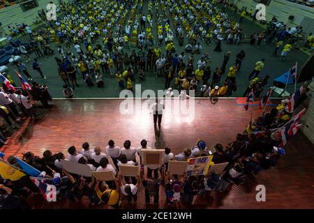 Bangkok, Bangkok, Thailandia. 30 agosto 2020. Circa 1500 persone hanno partecipato ad un rally a Bangkok organizzato dal nuovo gruppo Thai Pak Dee (Tailandese fedele). Creato dall'ex Ministro del Parlamento, il Dott. Warong Dechgitvirom. Il gruppo cerca di resistere a ciò che considera come un attacco alla più alta istituzione della nazione da parte di attivisti favorevoli alla democrazia, alcuni dei quali hanno rilasciato dichiarazioni controverse sulla monarchia nelle recenti proteste. Qualsiasi dichiarazione ritenuta critica o negativa in relazione alla monarchia è illegale in Thailandia, punibile con l'incarcerazione ai sensi dell'articolo 112 della criminalità tailandese Foto Stock