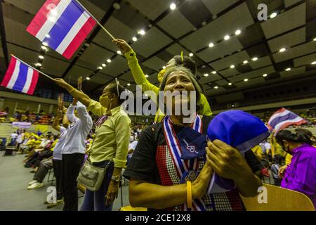 Bangkok, Bangkok, Thailandia. 30 agosto 2020. Circa 1500 persone hanno partecipato ad un rally a Bangkok organizzato dal nuovo gruppo Thai Pak Dee (Tailandese fedele). Creato dall'ex Ministro del Parlamento, il Dott. Warong Dechgitvirom. Il gruppo cerca di resistere a ciò che considera come un attacco alla più alta istituzione della nazione da parte di attivisti favorevoli alla democrazia, alcuni dei quali hanno rilasciato dichiarazioni controverse sulla monarchia nelle recenti proteste. Qualsiasi dichiarazione ritenuta critica o negativa in relazione alla monarchia è illegale in Thailandia, punibile con l'incarcerazione ai sensi dell'articolo 112 della criminalità tailandese Foto Stock