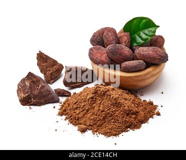 Semi di cacao con foglie di cacao in ciotola di legno e cacao polvere con pezzi di cioccolato isolati su bianco Foto Stock