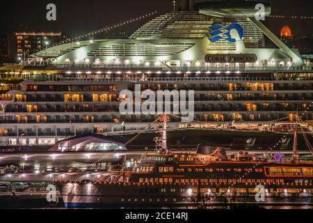 Rivestimento di lusso visibile dal parco collinare con Vista sul porto (Coral Princess) Foto Stock