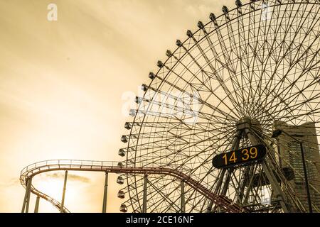 Minato Mirai della ruota panoramica e (orologio Cosmo) tramonto Foto Stock