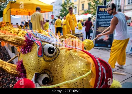 Varsavia, Polonia. 30 agosto 2020. Falun Gong, movimento religioso cinese, bandito in Cina, si tiene all'evento annuale in cui le minoranze nazionali stanno mostrando il meglio dei loro paesi. Migliaia di cittadini polacchi di capitalÂ hanno l'opportunità di ascoltare musica, ballare e cibo di strada servito in numerose bancarelle.Â la Polonia è il paese meno etnicamente diversificato dell'UE, con quasi il 97% della popolazione che è di etnia polacca e il 85% che si identifica come cattolica romana. Credit: Robert Pastryk/ZUMA Wire/Alamy Live News Foto Stock