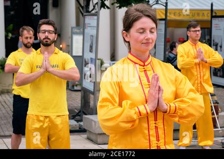 Varsavia, Polonia. 30 agosto 2020. Falun Gong, movimento religioso cinese, bandito in Cina, i membri meditano all'evento annuale in cui le minoranze nazionali stanno mostrando il meglio dei loro paesi. Migliaia di cittadini polacchi di capitalÂ hanno l'opportunità di ascoltare musica, ballare e cibo di strada servito in numerose bancarelle.Â la Polonia è il paese meno etnicamente diversificato dell'UE, con quasi il 97% della popolazione che è di etnia polacca e il 85% che si identifica come cattolica romana. Credit: Robert Pastryk/ZUMA Wire/Alamy Live News Foto Stock