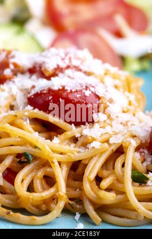 Spaghetti Pasta mit Kirschtomaten Foto Stock