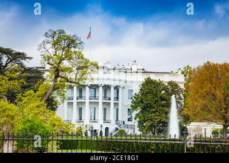 La Casa Bianca è la residenza ufficiale e il luogo di lavoro della vista del presidente degli Stati Uniti da Pennsylvania Avenue Foto Stock