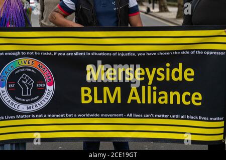 Londra 30 agosto 2020 UNA marcia Black Lives Matter (BLM) e la protesta nel centro di Londra hanno attirato un numero relativamente piccolo di manifestanti. Un punto, nella foto, hanno messo in scena un siedono nel middloe del credito stradale: Ian Davidson/Alamy Live News Foto Stock