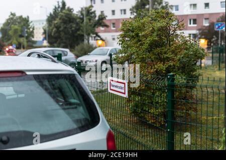 Un segno con l'iscrizione Vigili del fuoco strada di accesso al recinto . Un'auto parcheggiata in un vialetto del reparto vigili del fuoco Foto Stock