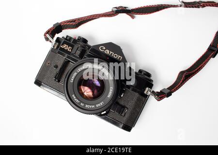 Schiedam, Paesi Bassi - OTT 24, 2019: Telecamera Canon A-1 analogica d'epoca da 35 mm su sfondo bianco dall'alto. Una vera fotocamera classica. Foto Stock
