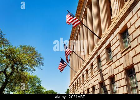 Bandiere degli Stati Uniti sull'amministrazione nazionale oceanica e atmosferica a Washington, DC Foto Stock