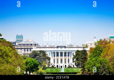 La Casa Bianca è la residenza ufficiale e il luogo di lavoro della presidente degli Stati Uniti vista da Ellipse Road Foto Stock