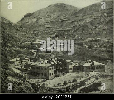 . I milioni 1914 . JEHOVAH-Jireh. kuling, località situata a nord della provincia di kiangsi, a quattromila metri sul livello del mare, in primo piano è la scuola c.i.m. All'interno di questo edificio si trovano l'ospedale c.i.m. e il sanitarium, si tengono conferenze nella chiesa sindacale appena sopra il centro DELLA PIC1 LRE. I bungalow sono occu-pied da missionari e COMUNITÀ straniere DI DIPLOMATICI, commerciali, navali e altri servizi China Inland Missione fondata, Nel 1865 dal Rev. J. Hudson Taylor. Direttore generale, D. E. Hoste, Shanghai, Cina. Direttore per il Nord America, Henry W. Frost, Phi Foto Stock