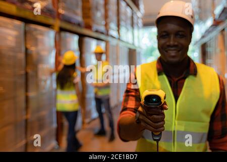 Il lavoratore di magazzino tiene lo scanner di inventario. Foto Stock