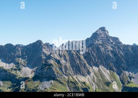 Vista sul monte Hochvogel, la montagna più alta della Allgäu e situata al confine tra Germania e Austria. Foto Stock