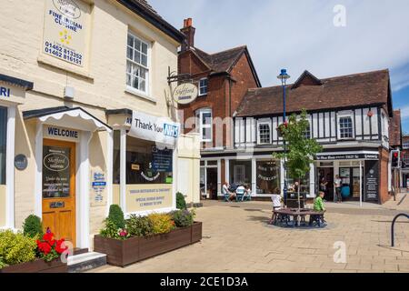 Ristoranti su High Street, Shefford, Bedfordshire, Inghilterra, Regno Unito Foto Stock