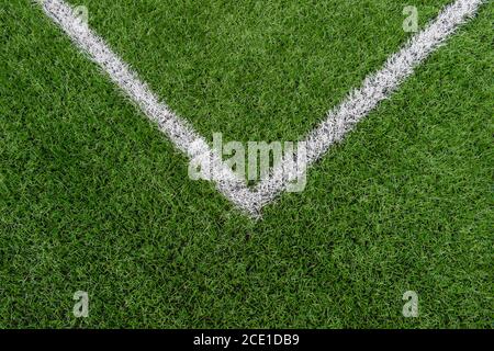 Campo sportivo in erba sintetica verde con linea bianca ripresa dall'alto. Concetto di calcio, rugby, calcio, baseball Foto Stock