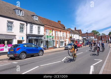 Ragazzi in bicicletta, High Street, Shefford, Bedfordshire, Inghilterra, Regno Unito Foto Stock