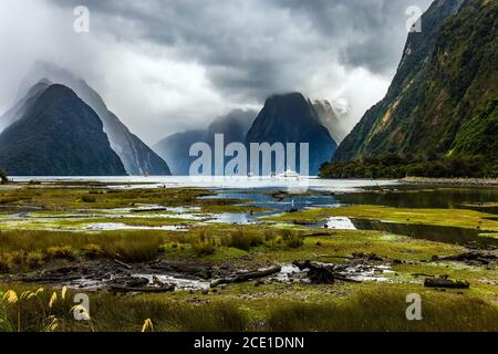 La luce del sole si rompe attraverso le nubi tempeste Foto Stock