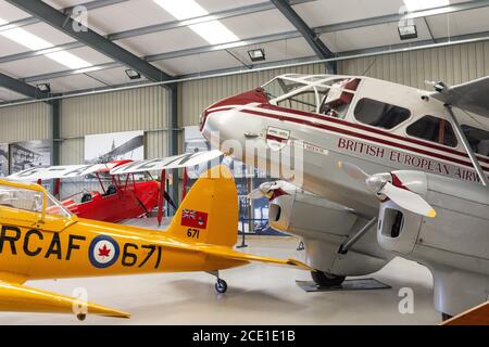 1945 DH89a biplano Dragon Rapide in Suttleworth Collection, Suttleworth Estate, Old Warden, Bedfordshire, Inghilterra, Regno Unito Foto Stock