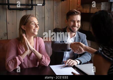 Una giovane coppia molto contentissima che ha fatto un investimento al meeting Foto Stock