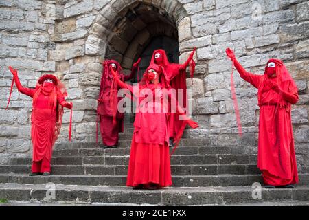 Caernarfon Castle, Galles, Regno Unito. 30 agosto 2020, i manifestanti della ribellione estinzione e la Brigata rossa ribelle prendono il controllo del Castello di Caernarfon per protestare sui cambiamenti climatici e sul riscaldamento globale. Le scarpe dei bambini significano che sono i bambini che soffriranno in futuro. Credit: Denise Laura Baker/Alamy Live News Foto Stock