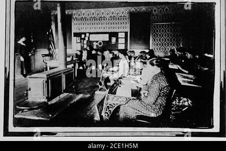 . Un'indagine, una rassegna del passato; uno sguardo al presente; piani per il futuro . I. appena fuori per recess.II. Una classe in numero. 2 dicembre 1914; Miss Lois A. Cook, insegnante. Valuationof District, 49,640 dollari; aliquota fiscale 0054735. DISTRETTO 13, SANDY CREEK Foto Stock