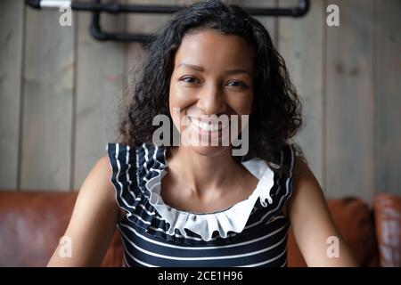 Head shot ritratto sorridente giovane afroamericana ripresa video Foto Stock