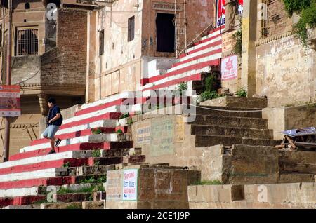 tour a piedi giù su scale colorate a varanasi uttar pradesh india Foto Stock