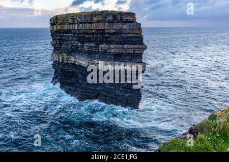 Situato nel selvaggio Oceano Atlantico, Downpatrick Head è un'area di impareggiabile bellezza costiera e importanza storica. Irlanda Foto Stock