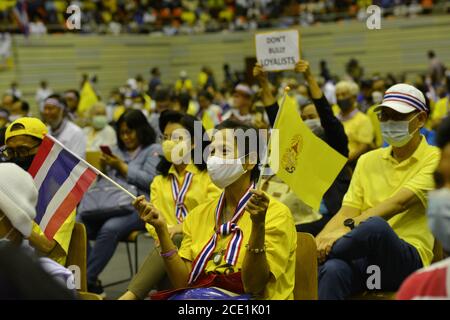 Bangkok, Thailandia. 30 agosto 2020. Thai Pakdee Group ha svolto attività per incontrare i membri e il pubblico al Thai-Japan Bangkok Youth Center, a Bangkok Thailandia, il 30 agosto 2020 chiedendo al pubblico di proteggere l'Istituto del Re e sostenere il governo. (Foto di Teera Noisakran/Pacific Press) Credit: Pacific Press Media Production Corp./Alamy Live News Foto Stock