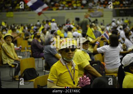 Bangkok, Thailandia. 30 agosto 2020. Thai Pakdee Group ha svolto attività per incontrare i membri e il pubblico al Thai-Japan Bangkok Youth Center, a Bangkok Thailandia, il 30 agosto 2020 chiedendo al pubblico di proteggere l'Istituto del Re e sostenere il governo. (Foto di Teera Noisakran/Pacific Press) Credit: Pacific Press Media Production Corp./Alamy Live News Foto Stock